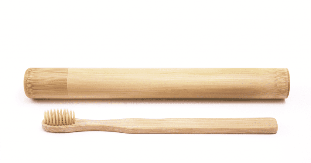 bambus etui mit bambus zahnbürste darunter baumfrei
